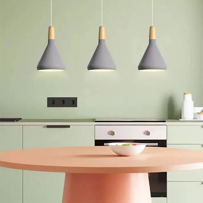 Metalowa lampa wisząca w kształcie stożka Francuskiego Makaronu