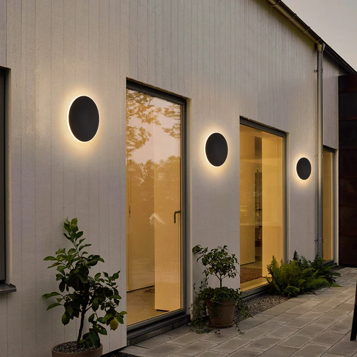 Minimalistyczna okrągła lampa LED na ścianę z metalu do użytku zewnętrznego