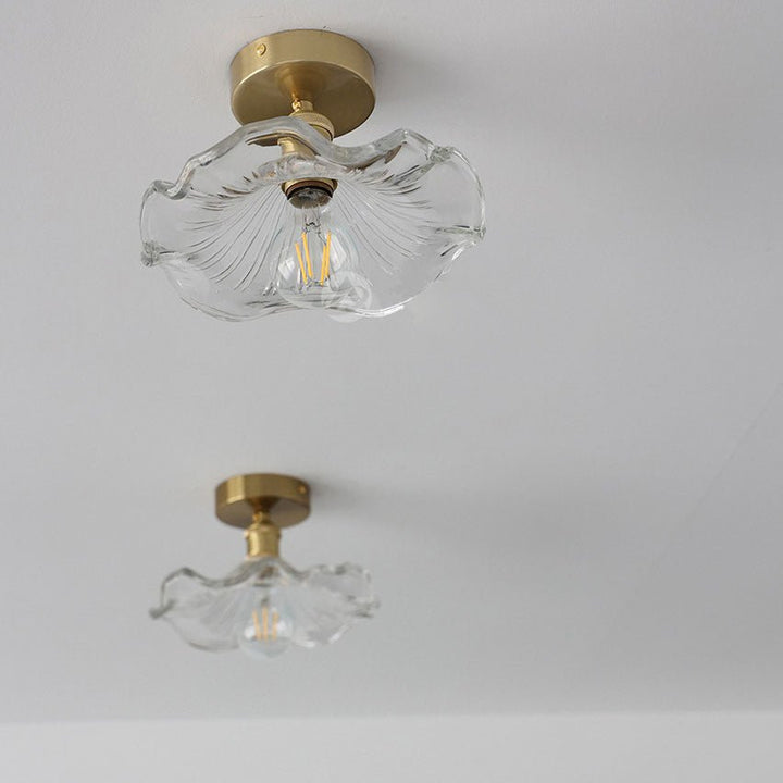 Szklana lampa sufitowa w kształcie hibiskusa