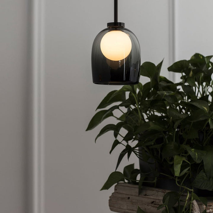 Nowoczesna lampa wisząca z szklanym kloszem