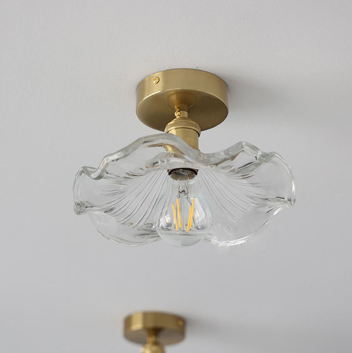 Szklana lampa sufitowa w kształcie hibiskusa