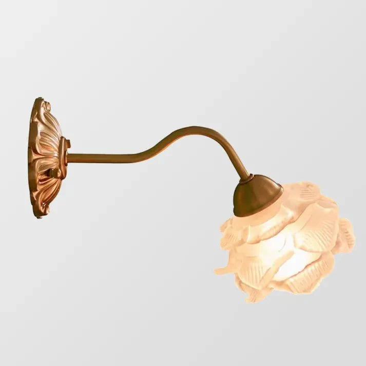 Vintage miedziana lampa ścienna w kształcie płatka kwiatu