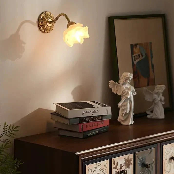 Vintage miedziana lampa ścienna w kształcie płatka kwiatu