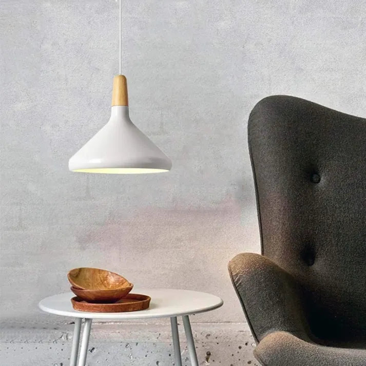 Metalowa lampa wisząca w kształcie stożka Francuskiego Makaronu