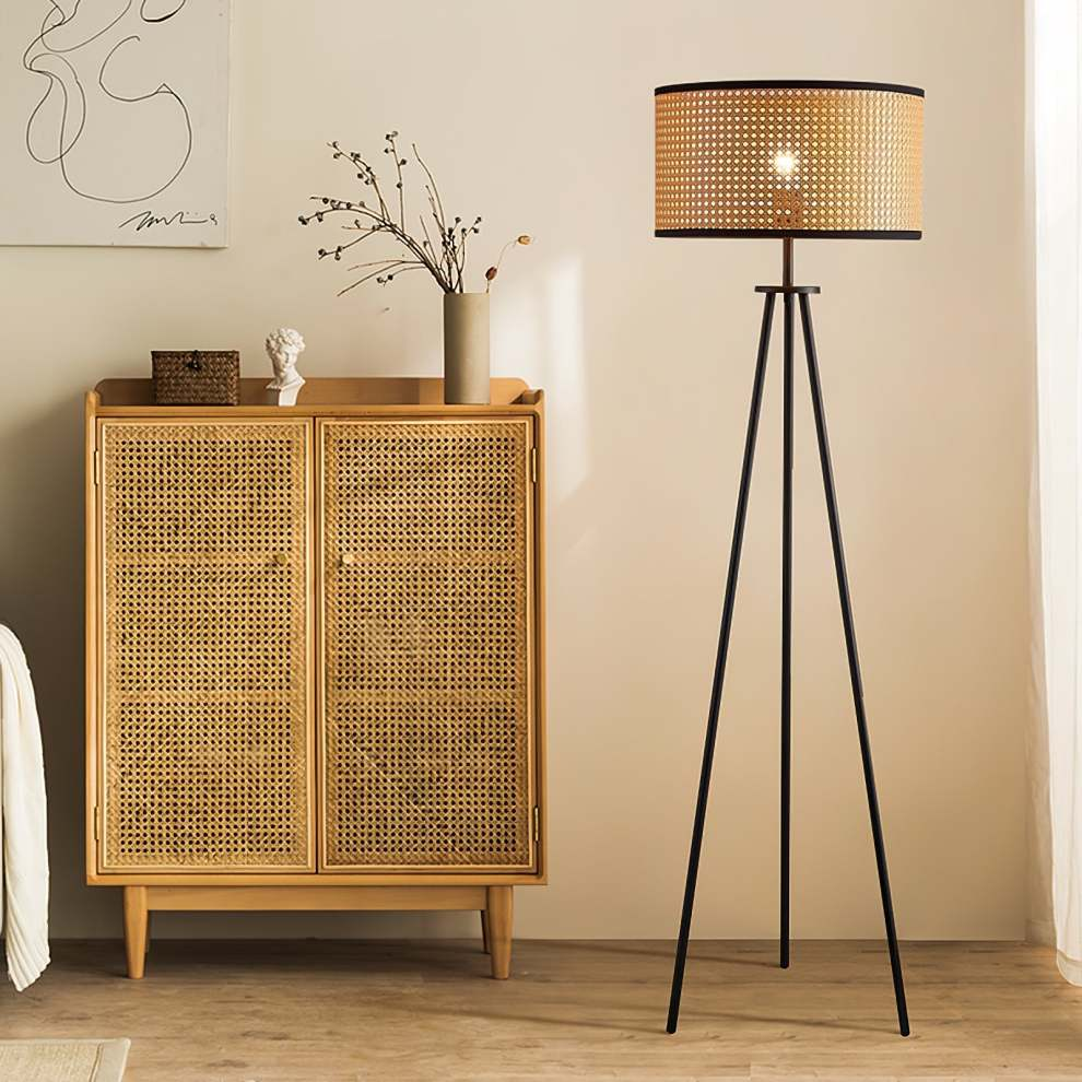 Lampa podłogowa z trzema nogami z rattanu