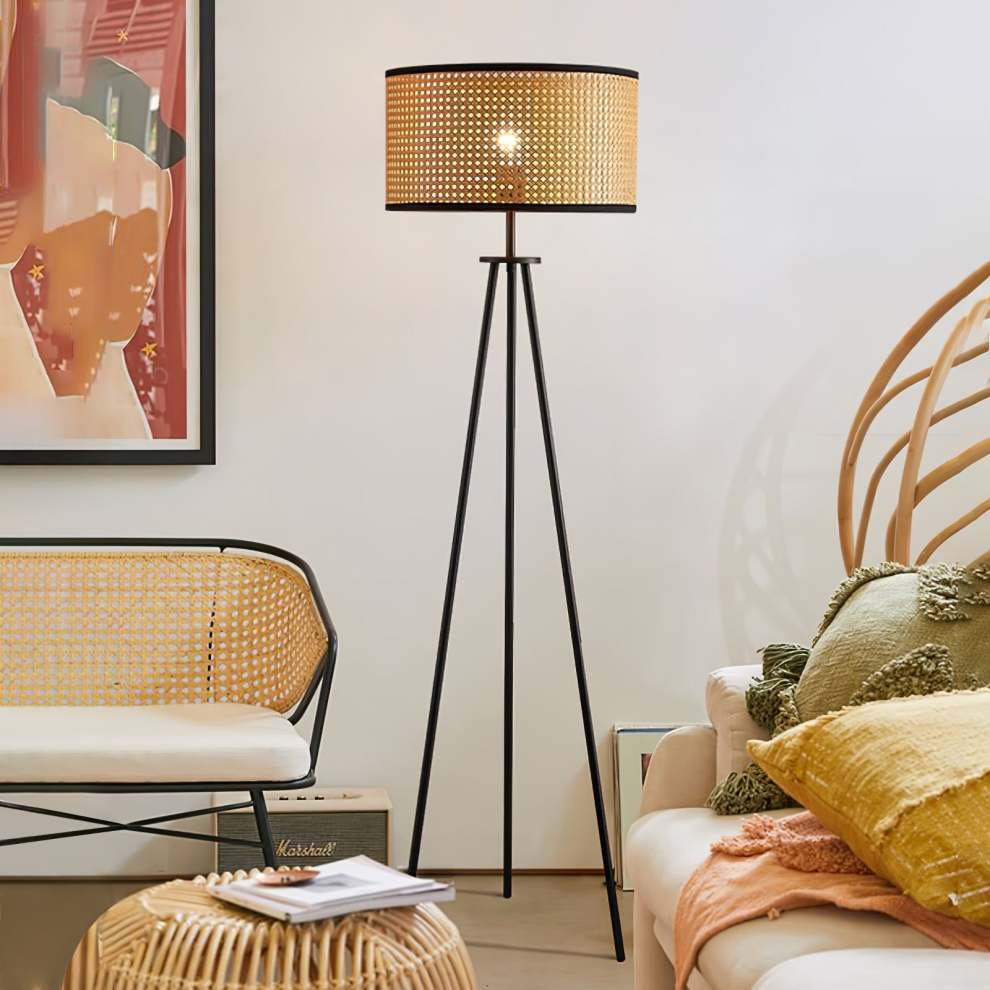 Lampa podłogowa z trzema nogami z rattanu