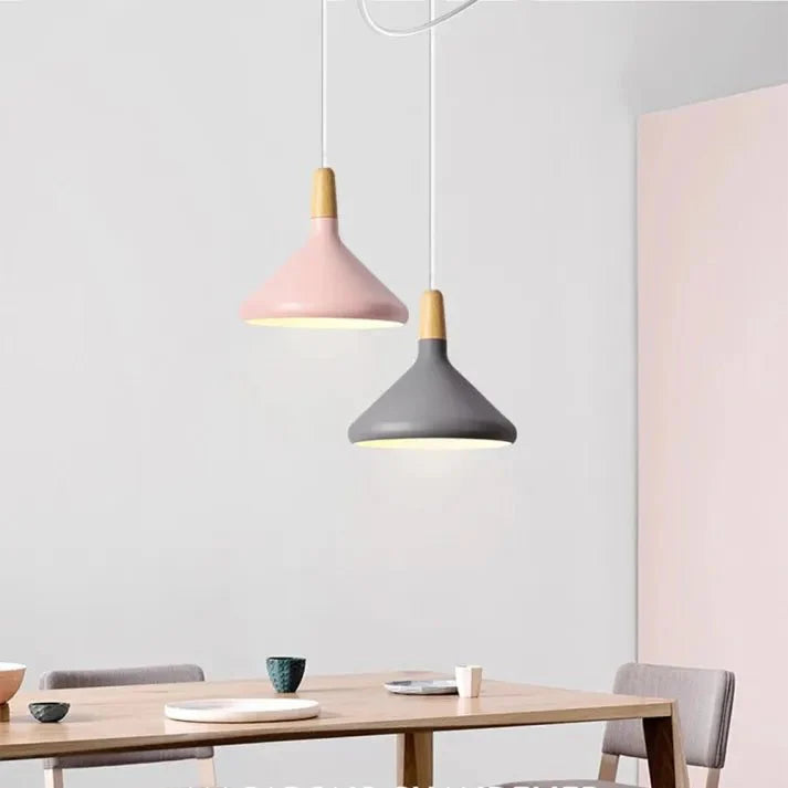 Metalowa lampa wisząca w kształcie stożka Francuskiego Makaronu