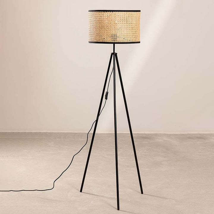 Lampa podłogowa z trzema nogami z rattanu