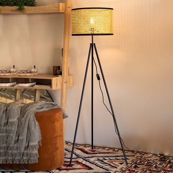 Lampa podłogowa z trzema nogami z rattanu