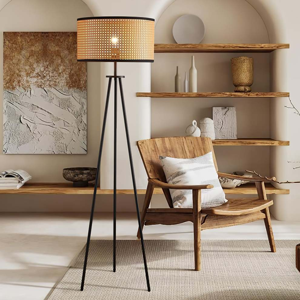 Lampa podłogowa z trzema nogami z rattanu