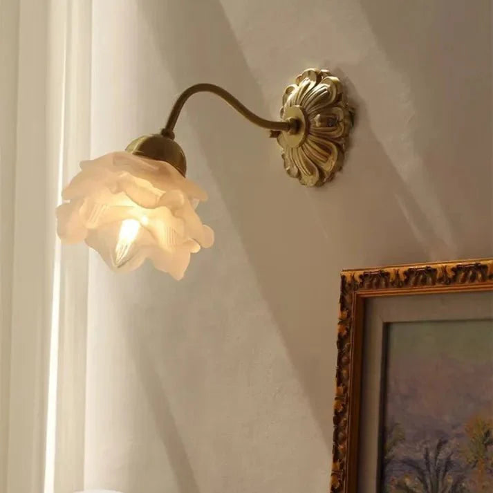Vintage miedziana lampa ścienna w kształcie płatka kwiatu