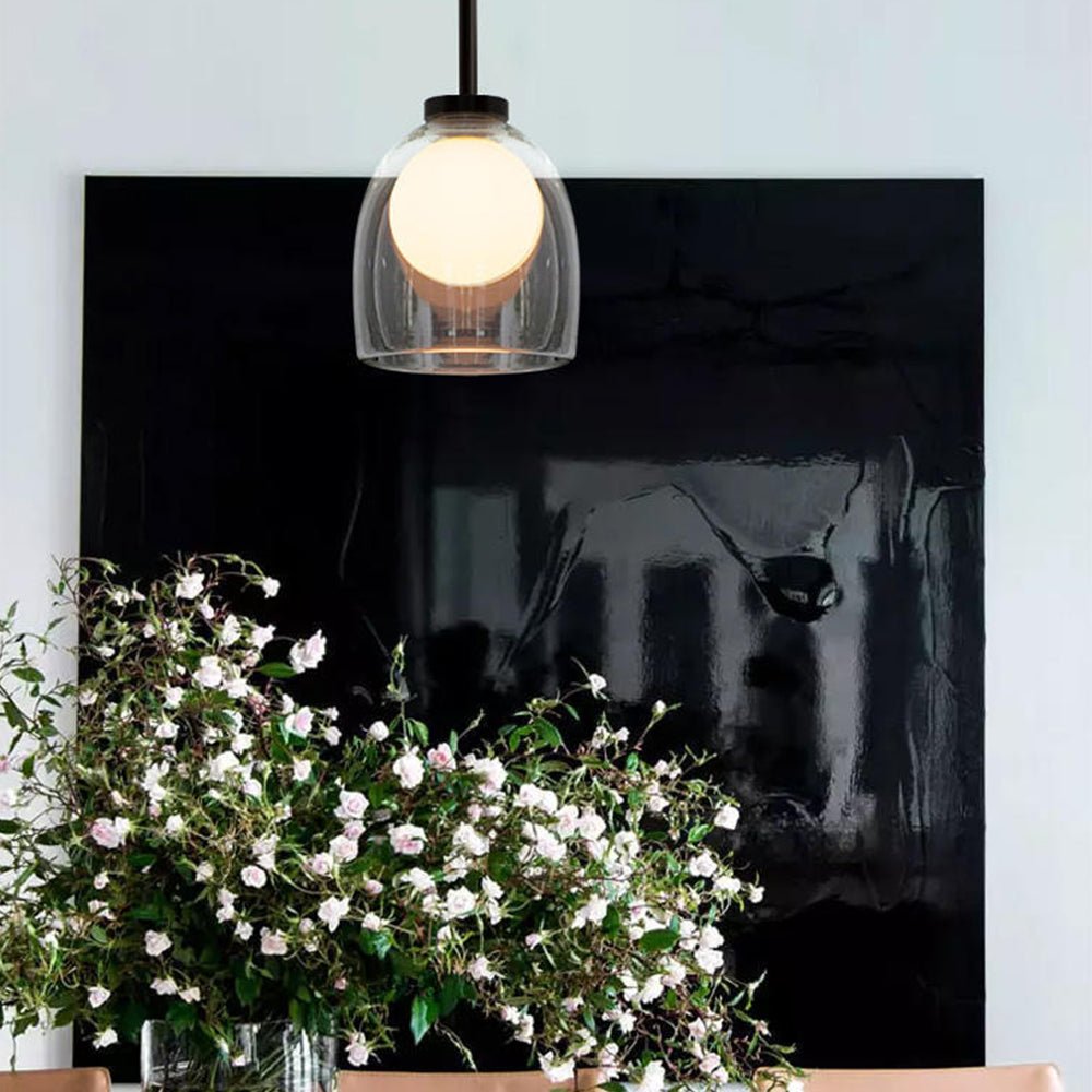 Nowoczesna lampa wisząca z szklanym kloszem