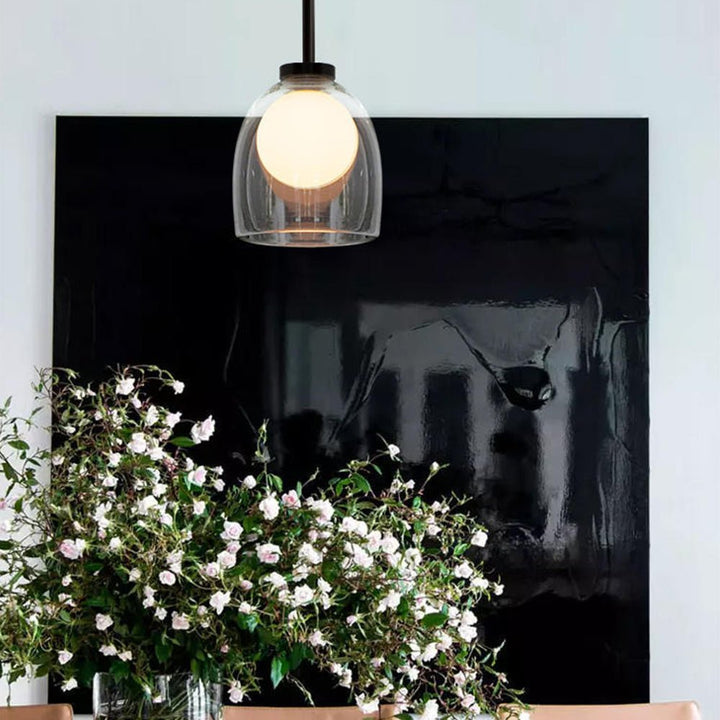 Nowoczesna lampa wisząca z szklanym kloszem
