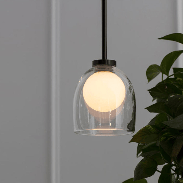 Nowoczesna lampa wisząca z szklanym kloszem