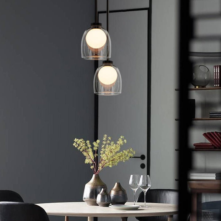 Nowoczesna lampa wisząca z szklanym kloszem