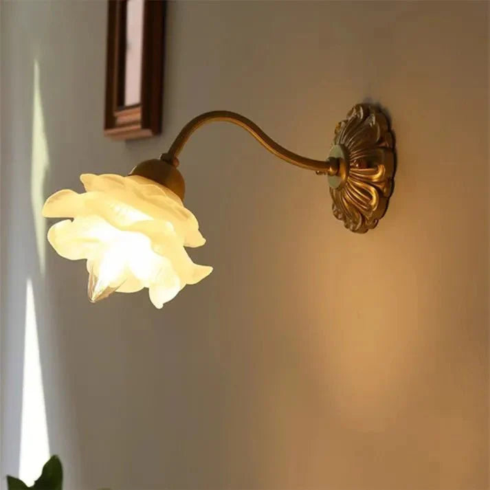 Vintage miedziana lampa ścienna w kształcie płatka kwiatu
