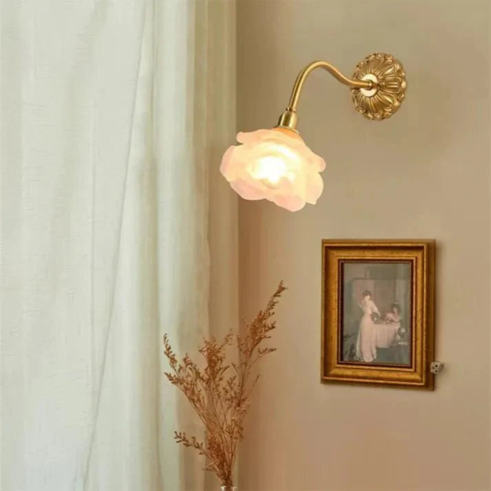 Vintage miedziana lampa ścienna w kształcie płatka kwiatu