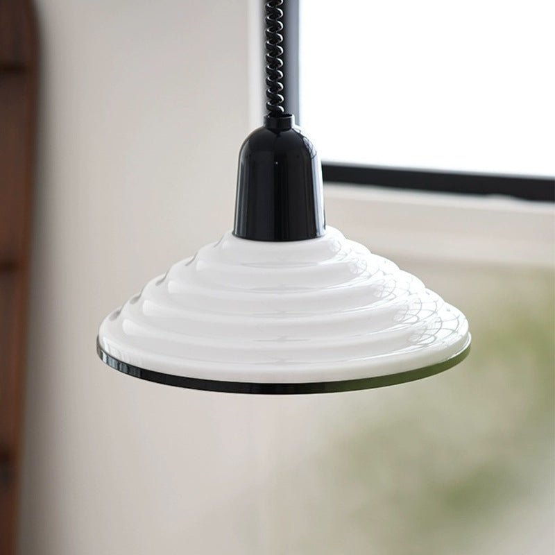 Francuska lampa wisząca z szklanym kloszem w kolorze kremowym