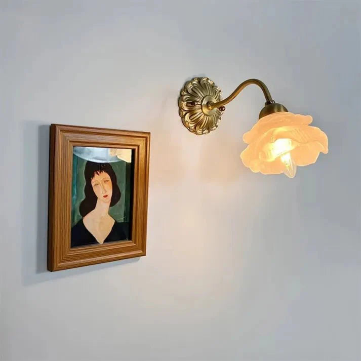 Vintage miedziana lampa ścienna w kształcie płatka kwiatu