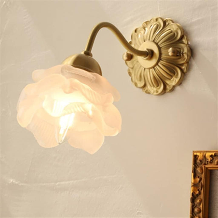 Vintage miedziana lampa ścienna w kształcie płatka kwiatu