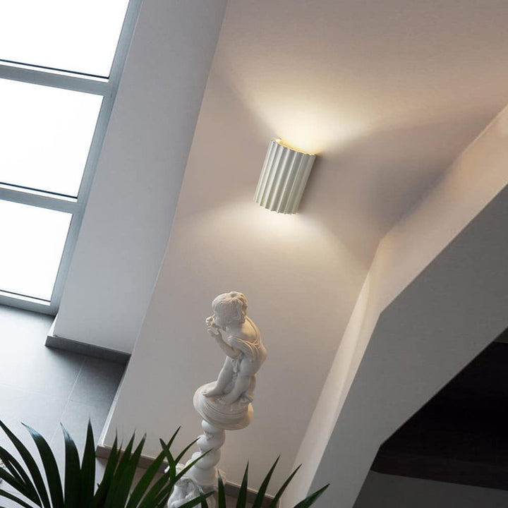 Nowoczesna półokrągła lampa ścienna z żywicy do salonu
