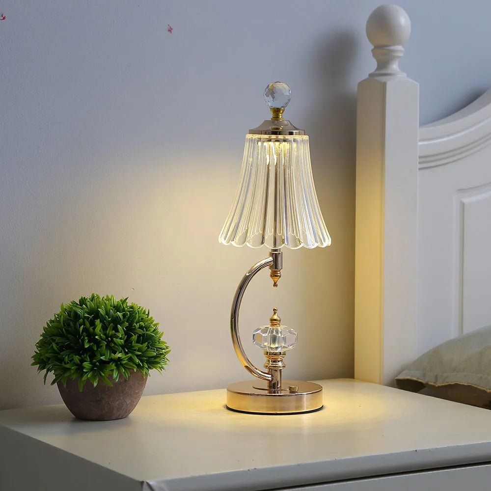 W vintage złota lampa stołowa wykonana z kryształu