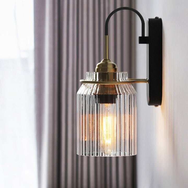 Vintage lampa ścienna z żebrowanym szklanym kloszem