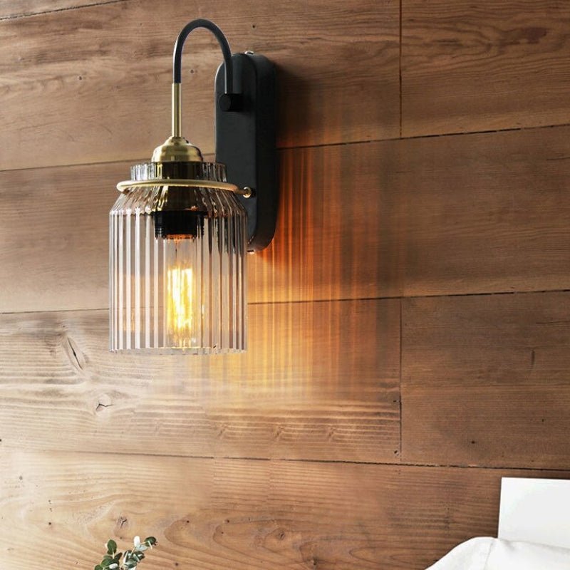 Vintage lampa ścienna z żebrowanym szklanym kloszem