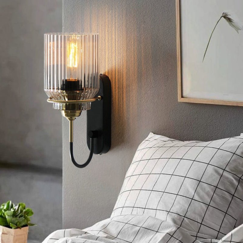 Vintage lampa ścienna z żebrowanym szklanym kloszem