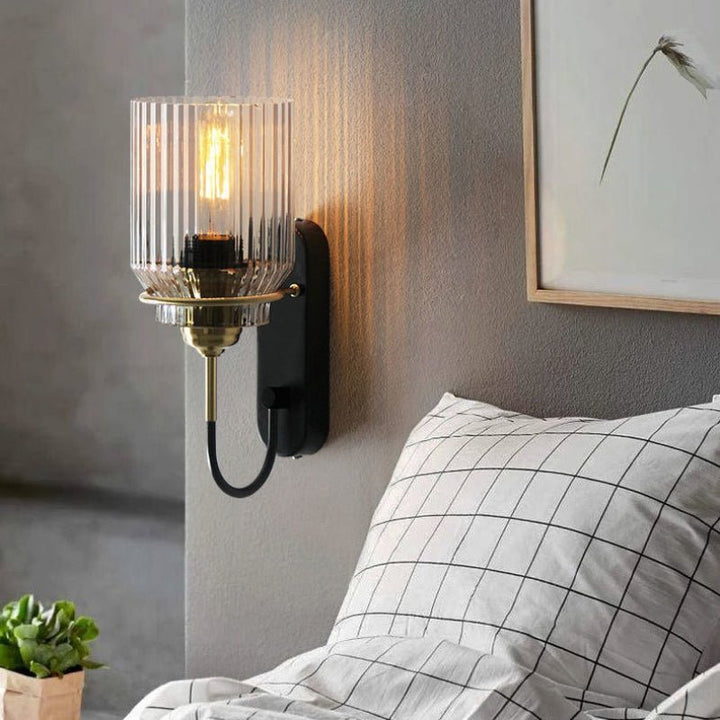 Vintage lampa ścienna z żebrowanym szklanym kloszem