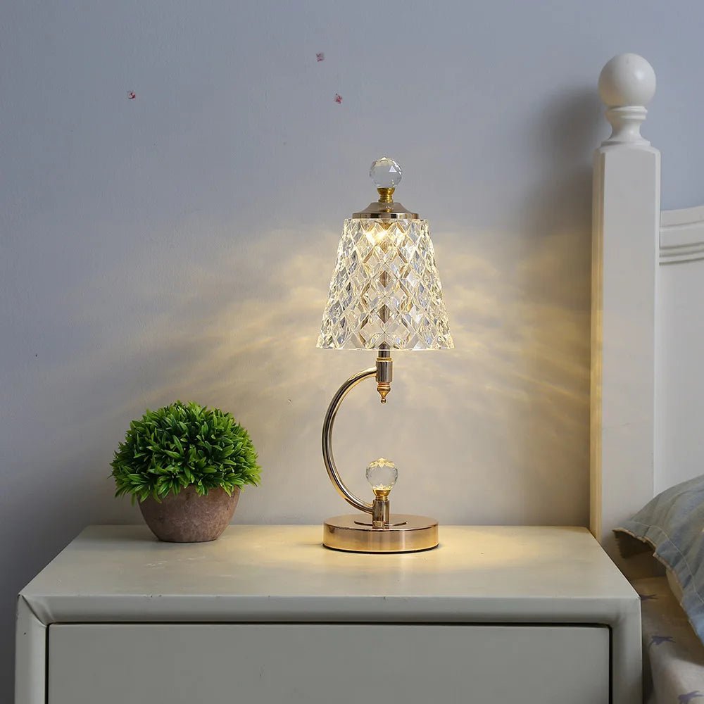 W vintage złota lampa stołowa wykonana z kryształu