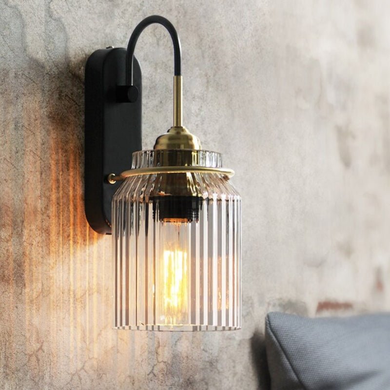 Vintage lampa ścienna z żebrowanym szklanym kloszem
