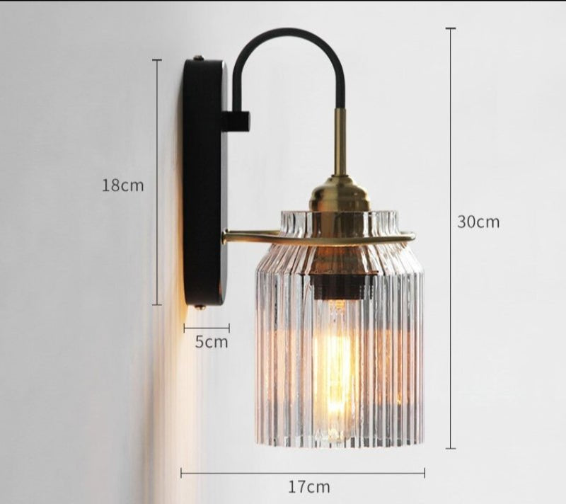 Vintage lampa ścienna z żebrowanym szklanym kloszem