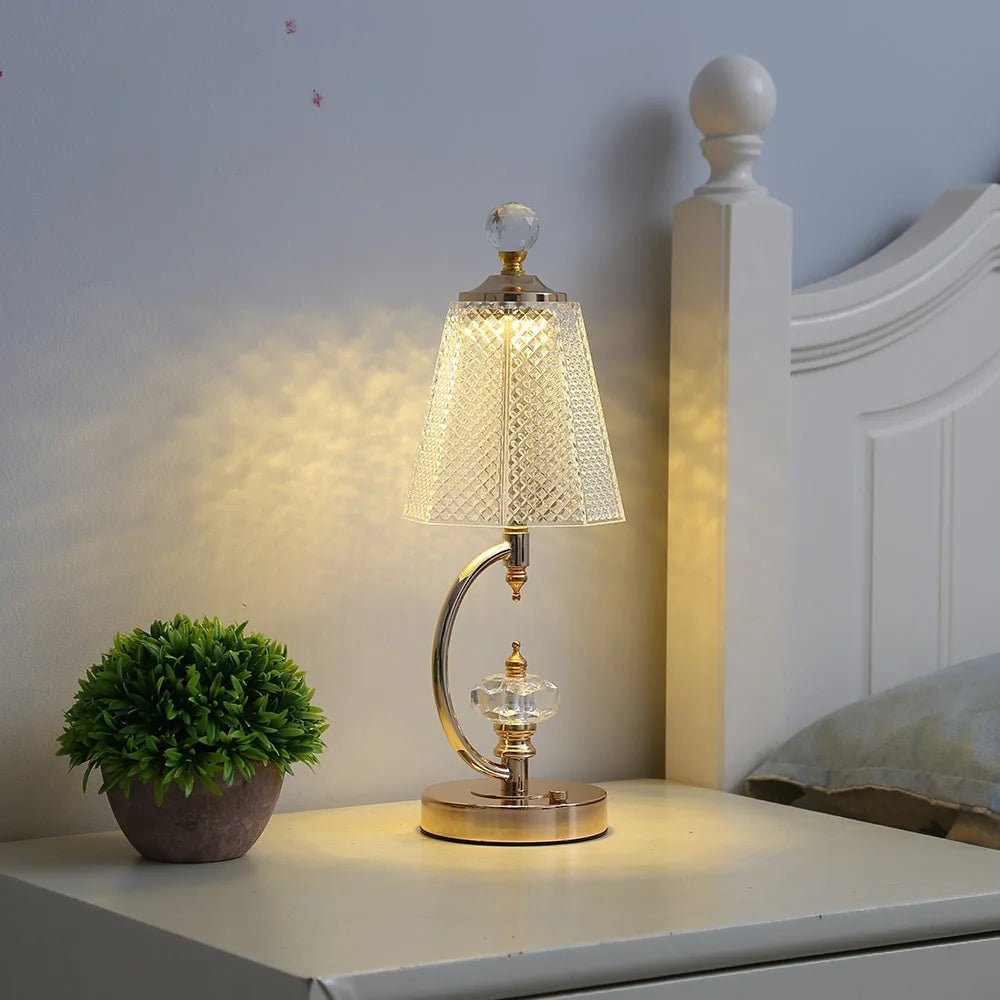 W vintage złota lampa stołowa wykonana z kryształu