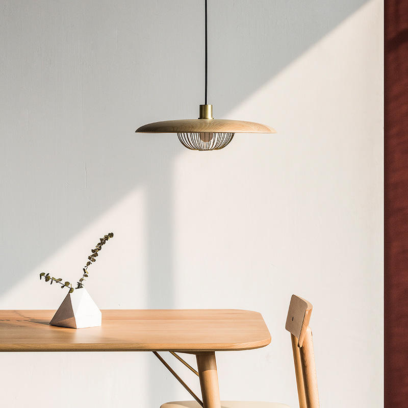 Lampy wiszące imitujące drewno