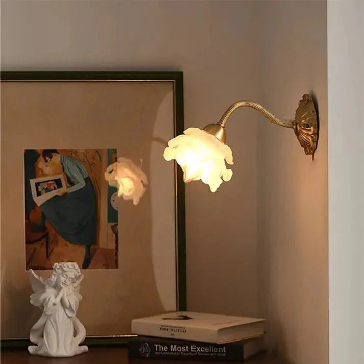 Vintage miedziana lampa ścienna w kształcie płatka kwiatu
