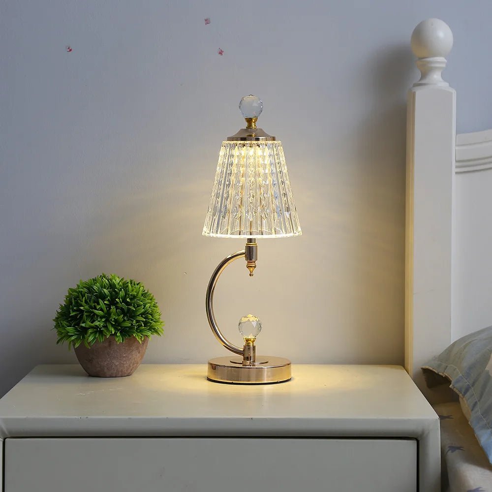 W vintage złota lampa stołowa wykonana z kryształu