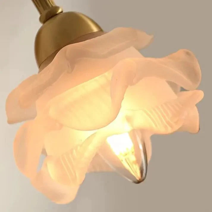 Vintage miedziana lampa ścienna w kształcie płatka kwiatu