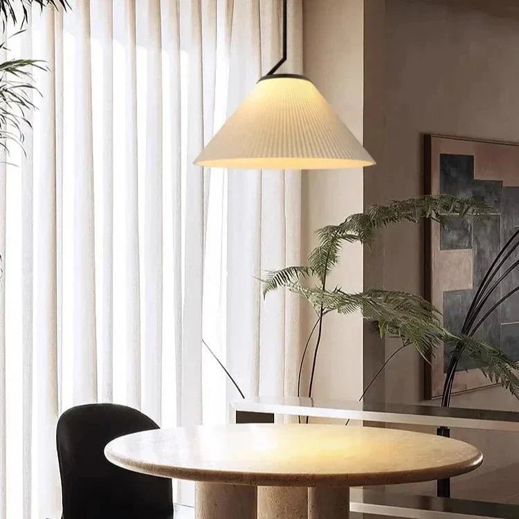Nordycka plisowana lampa wisząca w kolorze kremowym
