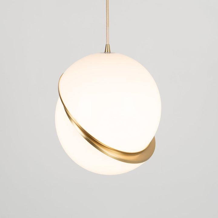 Lampa wisząca w kształcie półksiężyca
