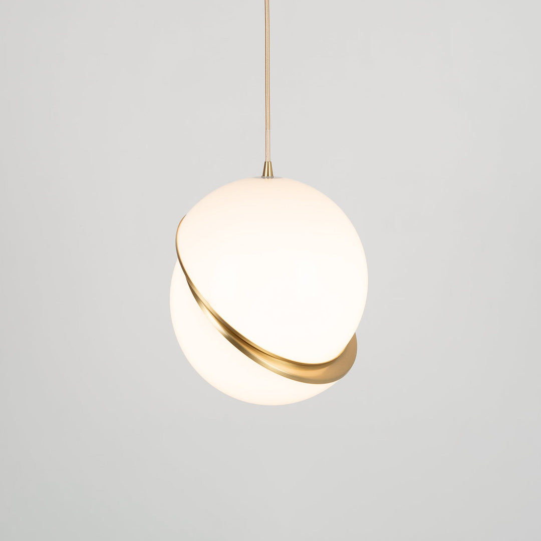 Lampa wisząca w kształcie półksiężyca