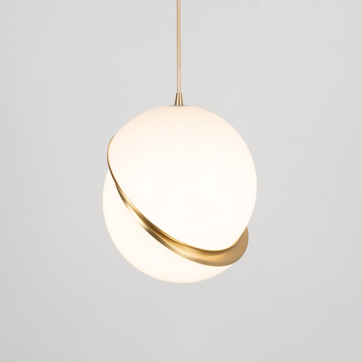 Lampa wisząca w kształcie półksiężyca