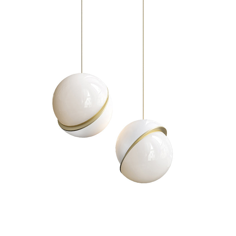 Lampa wisząca w kształcie półksiężyca