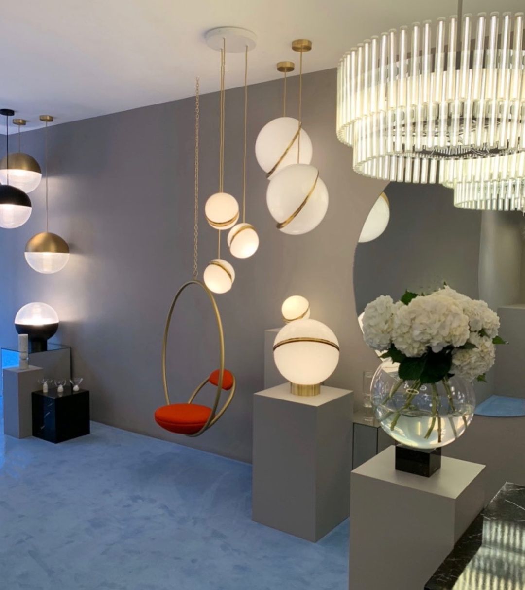 Lampa wisząca w kształcie półksiężyca