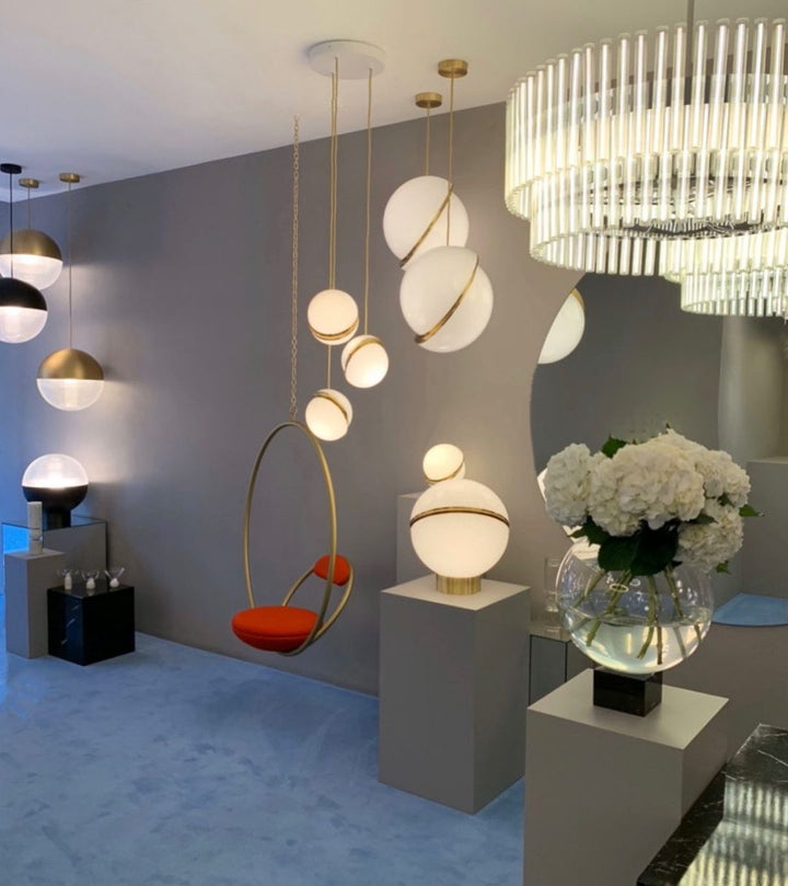 Lampa wisząca w kształcie półksiężyca