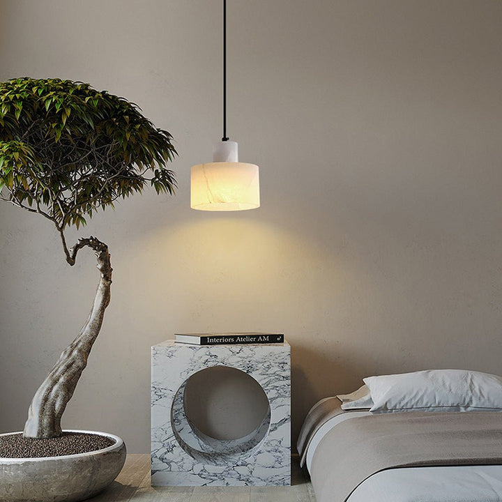 Skandynawska prosta lampa wisząca z białego marmuru