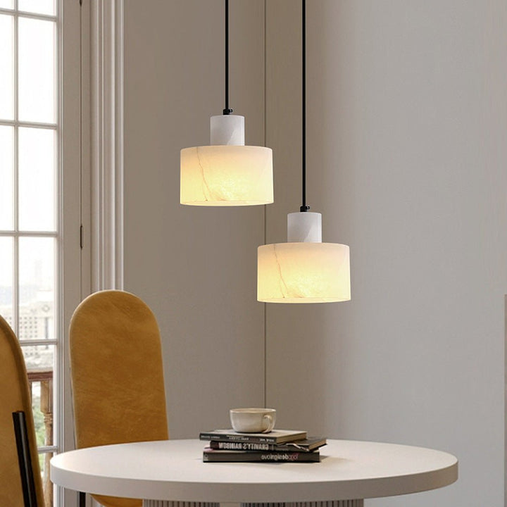 Skandynawska prosta lampa wisząca z białego marmuru