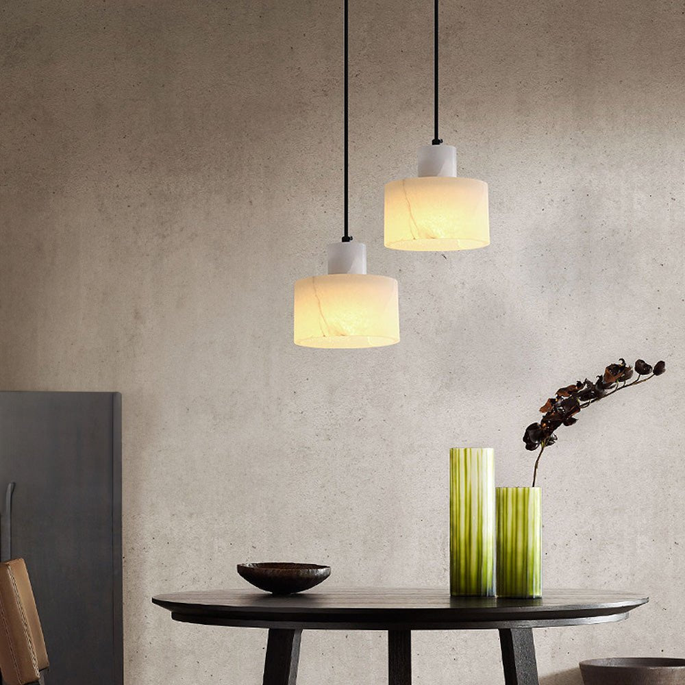 Skandynawska prosta lampa wisząca z białego marmuru