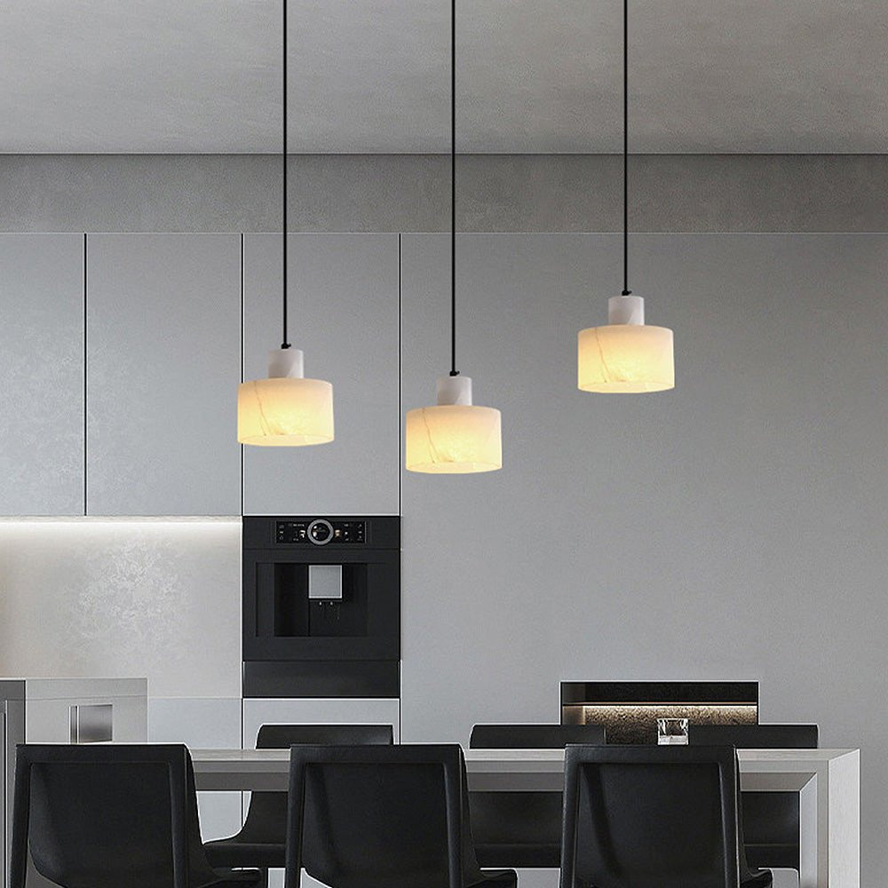 Skandynawska prosta lampa wisząca z białego marmuru