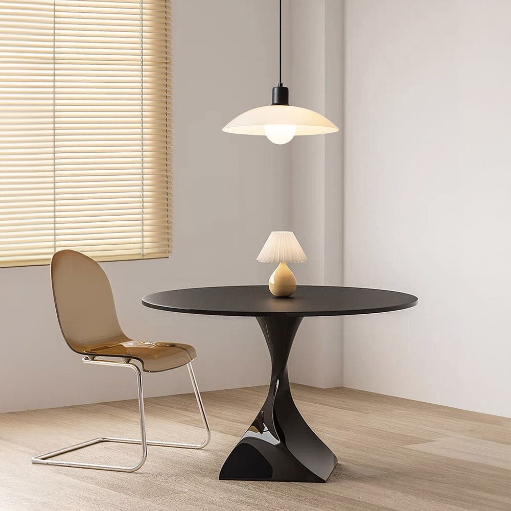 Minimalistyczna lampa wisząca z białego szkła warstwowego